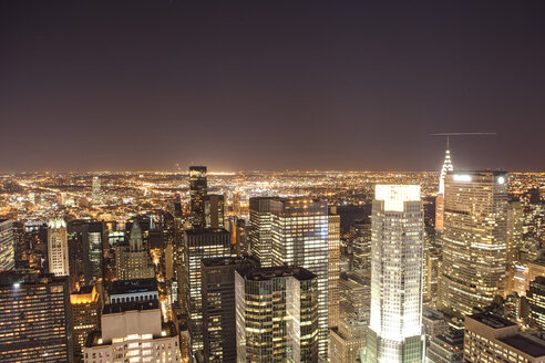 USA, New York, Blick auf die Skyline bei Nacht - SKF001430