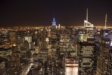 USA, New York, Blick auf die Skyline bei Nacht - SKF001431