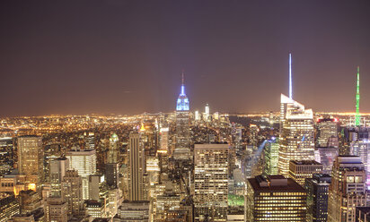 USA, New York, Blick auf die Skyline bei Nacht - SKF001445