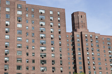 USA, New York, Blick auf ein Wohnhaus aus Backstein - SKF001432