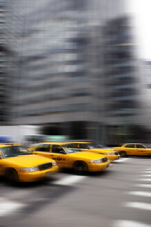 USA , New York, Blick auf ein fahrendes gelbes Taxi - SKF001425