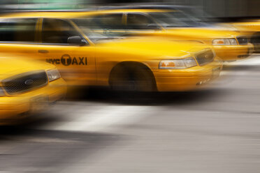 USA , New York, Blick auf ein fahrendes gelbes Taxi - SKF001426