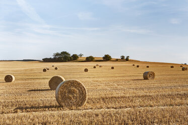 Deutschland, Bayern, Blick auf Strohballen auf einem Feld - SKF001347