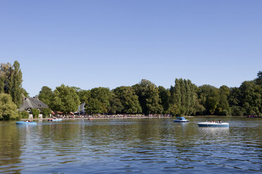 Deutschland, Bayern, München, Menschen genießen die Sommerzeit am See - SKF001356