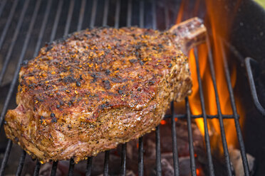 Rinderknochen beim Grillen auf Holzkohle, Nahaufnahme - ABAF000956