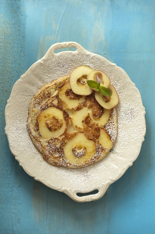 Apfelpfannkuchen auf Holztisch, Nahaufnahme, lizenzfreies Stockfoto