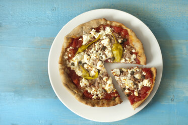 Pizza with feta, tuna and chillies on wooden table, close up - OD000185