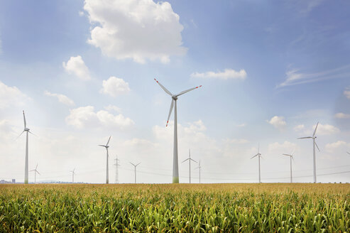 Deutschland, Ansicht einer Windkraftanlage auf einem Feld - SKF001379