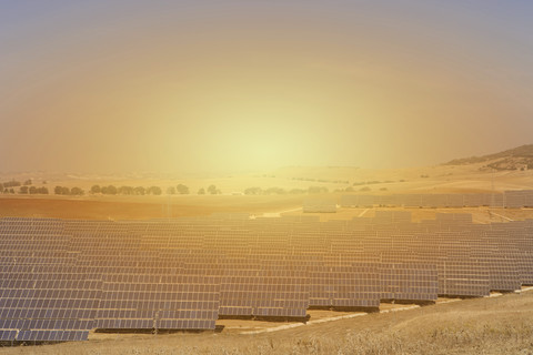 Spanien, Blick auf den Solarpark bei Sonnenuntergang, lizenzfreies Stockfoto