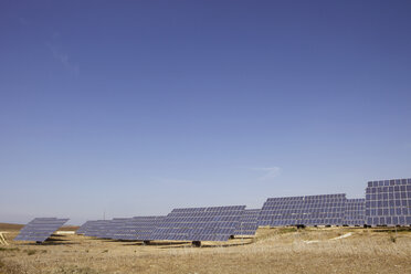 Spanien, Blick auf den Solarpark - SKF001374