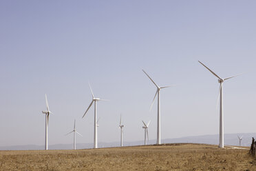 Spanien, Ansicht einer Windkraftanlage auf einem Feld - SKF001375