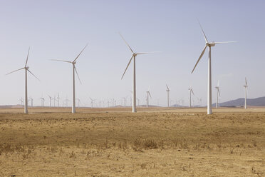 Spanien, Ansicht einer Windkraftanlage auf einem Feld - SKF001376