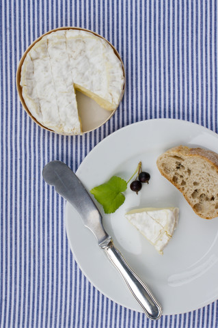 Camembertkäse und Brot mit Käsemesser auf dem Tisch, lizenzfreies Stockfoto