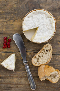 Camember-Käse mit roten Johannisbeeren und Baguette auf Holztisch - LVF000149