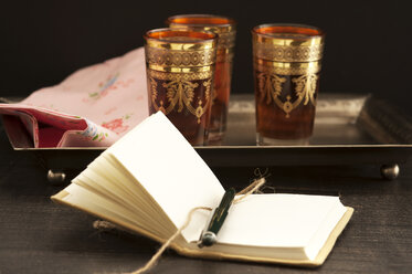 Schwarzer Tee mit Buch auf Holztisch, Nahaufnahme - OD000203
