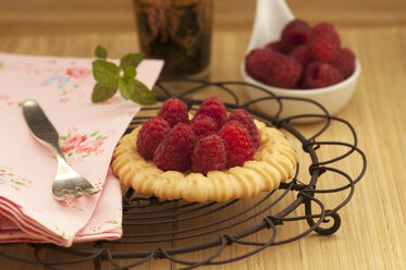 Obsttörtchen mit Himbeeren auf Holztisch, Nahaufnahme - OD000200