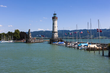 Deutschland, Bayern, Blick auf den Leuchtturm in Lindau - AM000697