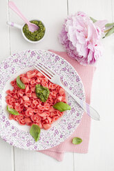 Hausgemachte rosa Nudeln mit Basilikum und Pesto auf dem Teller - ECF000238