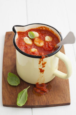 Hausgemachte Gnocchi mit Tomatensauce auf dem Schneidebrett, lizenzfreies Stockfoto