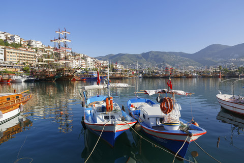 Türkei, Blick auf Fischereihafen und Ausflugsboote, lizenzfreies Stockfoto