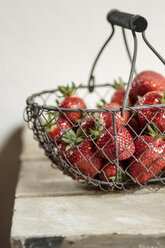 Korb mit Erdbeeren auf Holztisch, Nahaufnahme - SBDF000103
