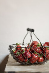 Korb mit Erdbeeren auf Holztisch, Nahaufnahme - SBDF000102