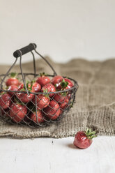 Korb mit Erdbeeren auf Teppich - SBDF000098