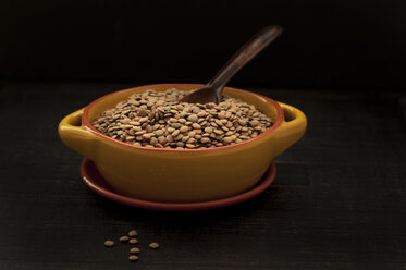 Bowl of lentils with wooden spoon, close up - OD000197