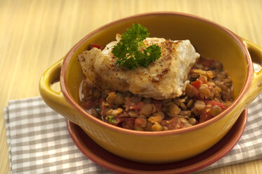 Schale mit rotem Fisch mit Linsen und Tomate auf Holztisch, Nahaufnahme - OD000190