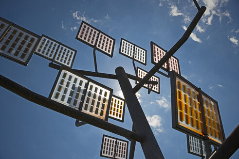 Deutschland, Ulm, Solarbaum im Ulmer Wohngebiet Solarstadt - WGF000059