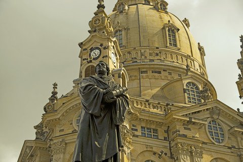 Deutschland, Sachsen, Dresden, Martin-Luther-Statue und Frauenkirche, lizenzfreies Stockfoto