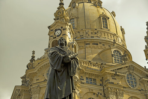 Deutschland, Sachsen, Dresden, Martin-Luther-Statue und Frauenkirche - WG000035