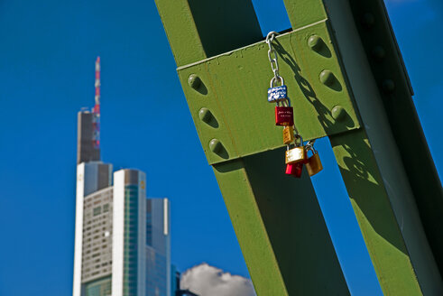 Germany, Frankfurt, Locks of love at Eisener Steg - WGF000025