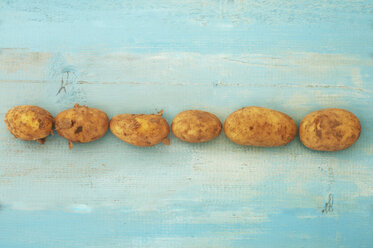 Potatoes on wooden table, close up - OD000211