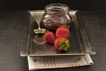 Strawberry jam with spoon on tray, close up - OD000210