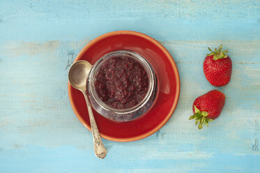 Strawberry jam with spoon on plate, close up - OD000208