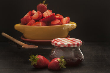 Bowl of strawberries with jam on wooden table, close up - OD000207