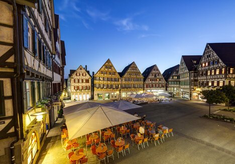 Deutschland, Baden Württemberg, Blick auf den Marktplatz in Herrenberg - AM000683