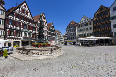 Deutschland, Baden Württemberg, Platz mit Neptunbrunnen - AM000704