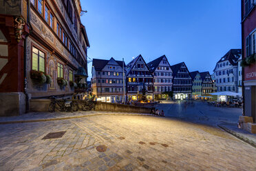 Deutschland, Baden Württemberg, Marktplatz mit Rathaus in der Abenddämmerung - AM000707