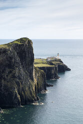 Vereinigtes Königreich, Schottland, Blick auf den Leuchtturm in Neist Point - ELF000241