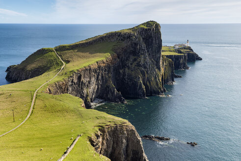 Vereinigtes Königreich, Schottland, Blick auf den Leuchtturm in Neist Point - ELF000239