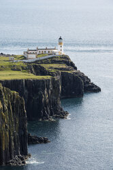 Vereinigtes Königreich, Schottland, Blick auf den Leuchtturm in Neist Point - ELF000238