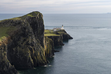 Vereinigtes Königreich, Schottland, Blick auf den Leuchtturm in Neist Point - ELF000237