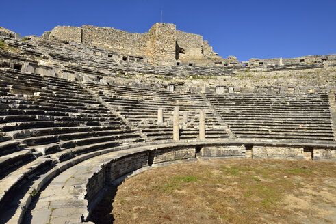 Türkei, Blick auf das historische römische Theater - ES000419