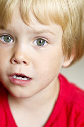 Germany, Kiel, Portrait of sad girl, close up - JFEF000132