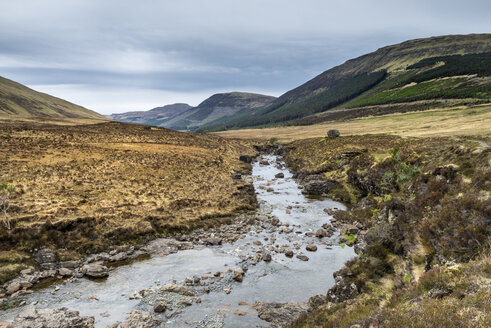 Vereinigtes Königreich, Schottland, Blick auf den Berg Cullin mit dem Fluss Brittle - ELF000272