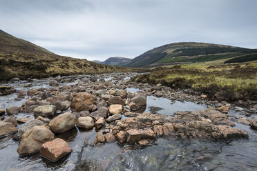 Vereinigtes Königreich, Schottland, Blick auf den Berg Cullin mit dem Fluss Brittle - ELF000271