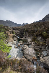 Vereinigtes Königreich, Schottland, Blick auf den Berg Cullin mit dem Fluss Brittle - ELF000270