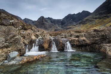 Vereinigtes Königreich, Schottland, Blick auf Wasserfall in der Nähe von Black Cuillin Hills - ELF000269